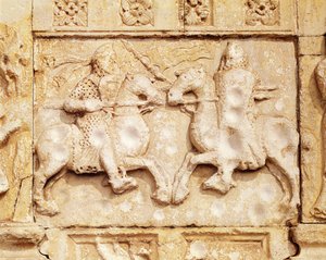 Deux chevaliers en combat, relief à gauche du portail principal